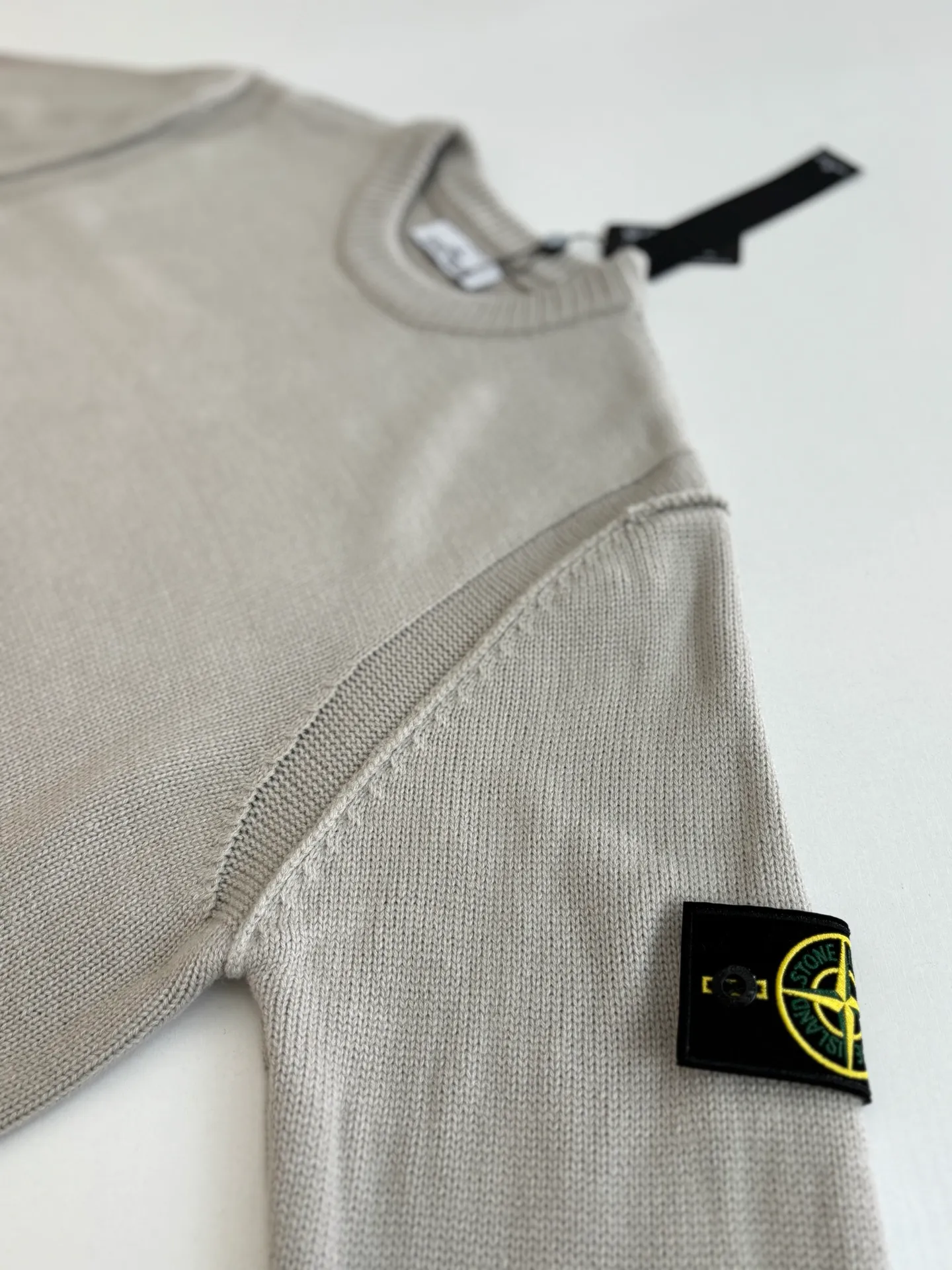 P410 Stone islan*/stone island solid color basic armband round neck knitted sweater. The original version was purchased and developed by 2488. The fabric is made of wool yarn blended nylon. The overall comfort is more skin-friendly than the original version. The YB upper body is particularly tight. We adjusted the overall feel and skin-friendly feeling based on the original wool yarn quality. Both are more comfortable and breathable than the ZP upper body. There is no difference between the stripes and the original version. And it can be done with full grade. Supports random detection of wool content. We ensure that every item our customers receive is of high quality. It also needs to be taken to the tatting factory for secondary processing. Stone Island armband, the overall wiring is straight and delicate, the fabric is comfortable and soft, the color is consistent without color difference Size: S/M/L/XL